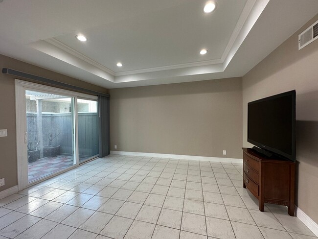 Building Photo - Charming Townhouse in South Coast Metro