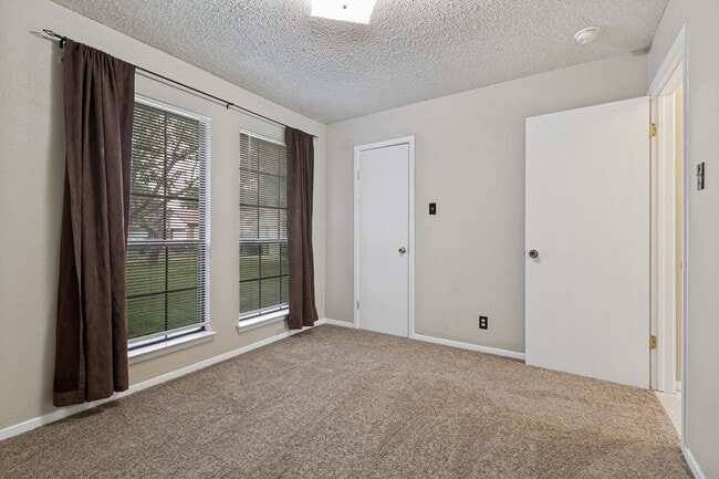Building Photo - 6991 Sunset Village Dr