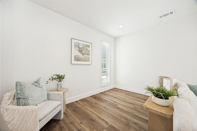 Building Photo - 5637 Live Oak St