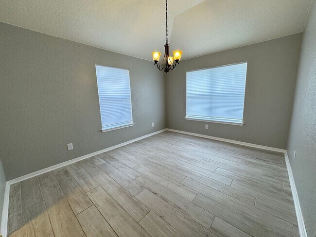 Building Photo - 2801 Southwood Dr