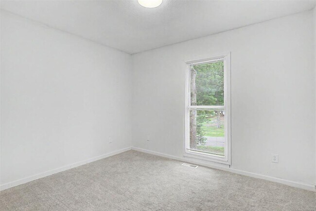 Building Photo - 6205 Adams Hunt Dr