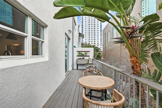 Building Photo - 106 Fareham Pl N