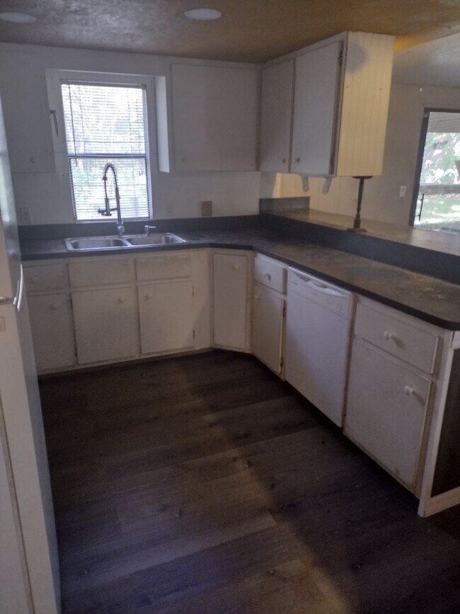 Building Photo - 3 bedroom 2 bathroom Home on 2 1/5 acres