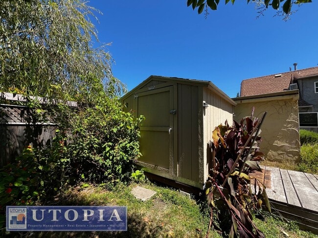 Building Photo - Charming 3 Bedroom, 1.5 Bathroom close to ...