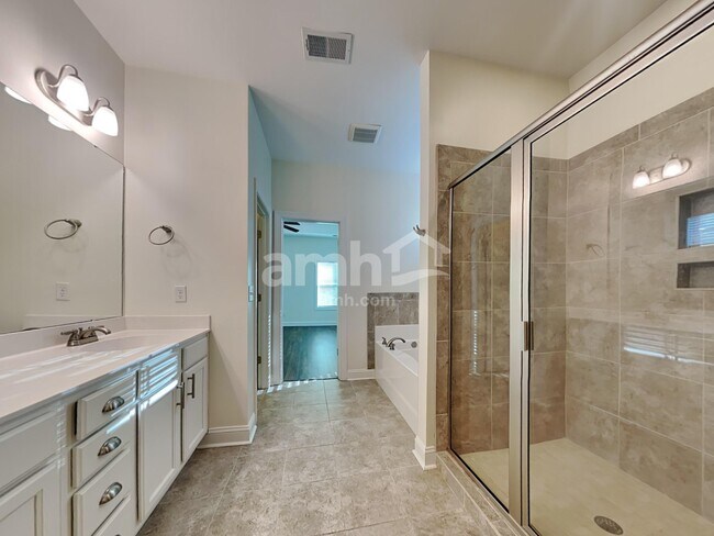 Building Photo - 111 Doral Blue Dr