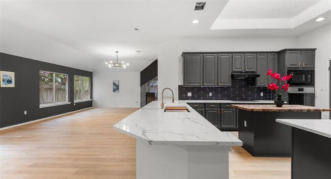 Building Photo - 2527 Crenshaw Dr