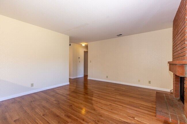 Building Photo - 4 bed/3 bath Single Family Home w/ large backyard!