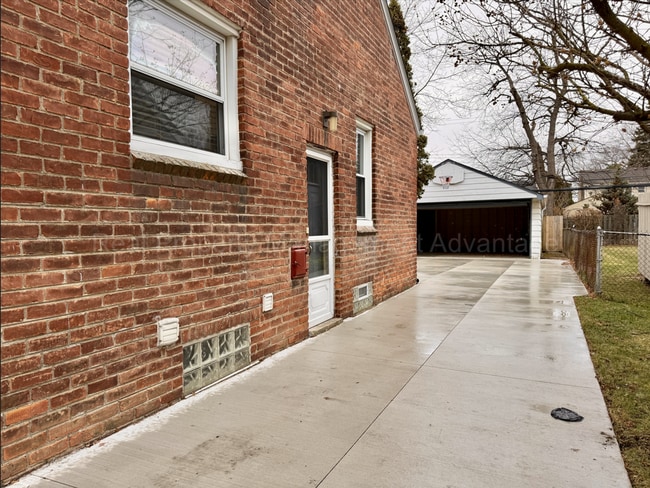 Building Photo - Updated Royal Oak Bungalow Minutes from Downtown
