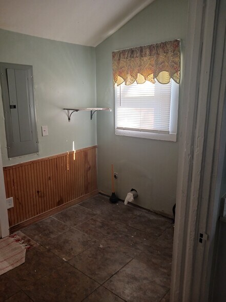 Building Photo - 323 Sortwell St