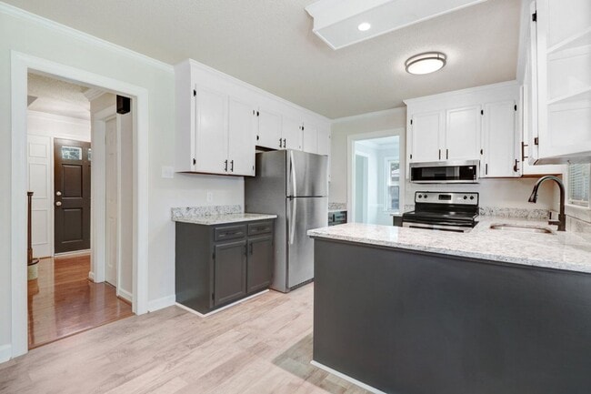 Building Photo - CHARMING 2-STORY BRICK HOME *Excellent Goldsboro Location* Lawn Care Included!