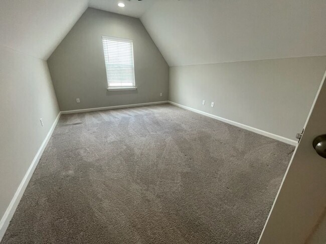 Building Photo - College Crossing beautiful home!