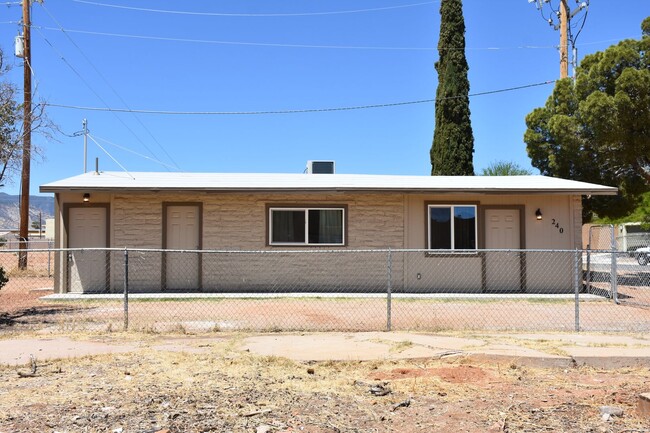 Primary Photo - Great House