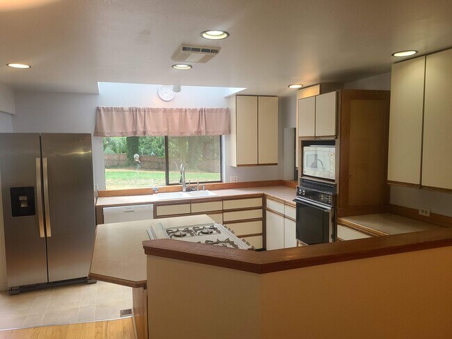 Building Photo - 5 Bedroom 3.5 Bathroom in Bothell (North C...