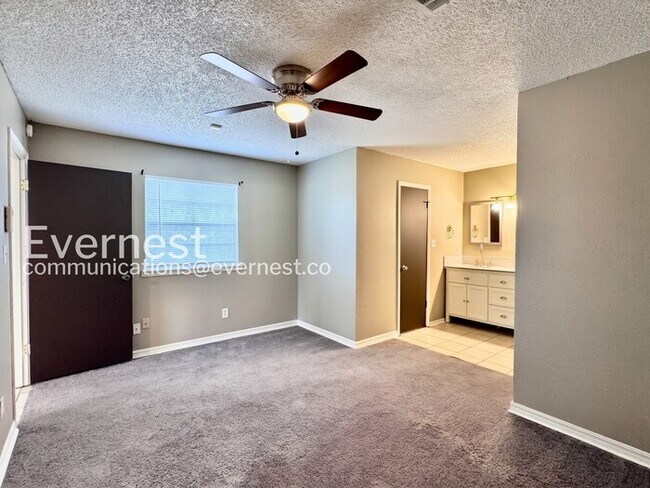 Building Photo - 4 Bed/2.5 Bath Home with Fenced Yard & Garage / Available Now!