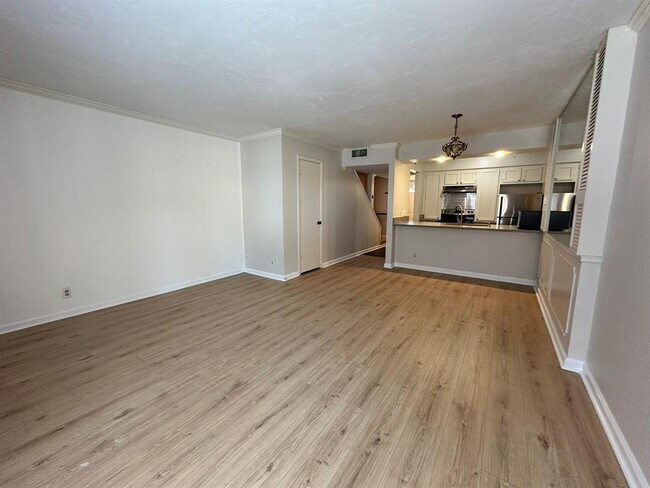 Building Photo - 6501 E Hill Dr