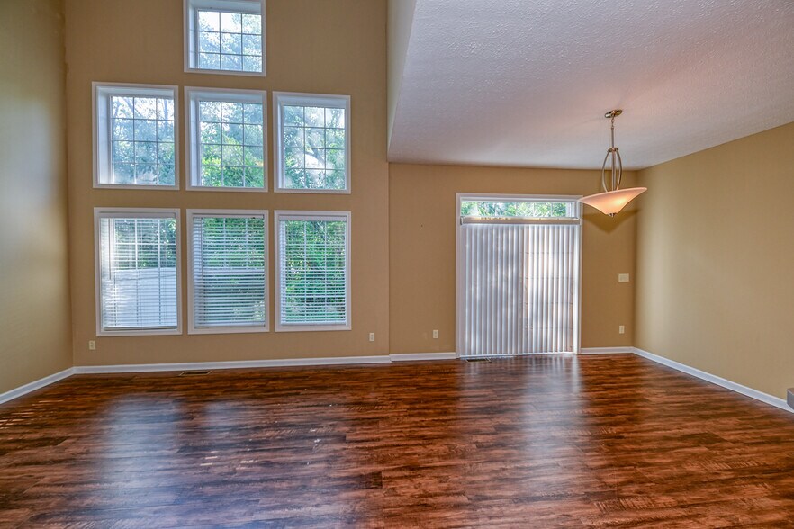 Building Photo - 5845 Crescent Ridge Dr