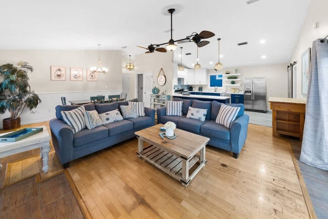 Building Photo - 501 Dolphin St