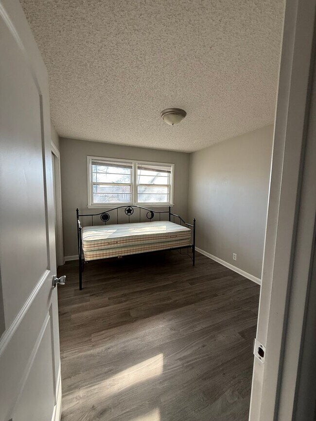 Building Photo - 3 bed 1 bath