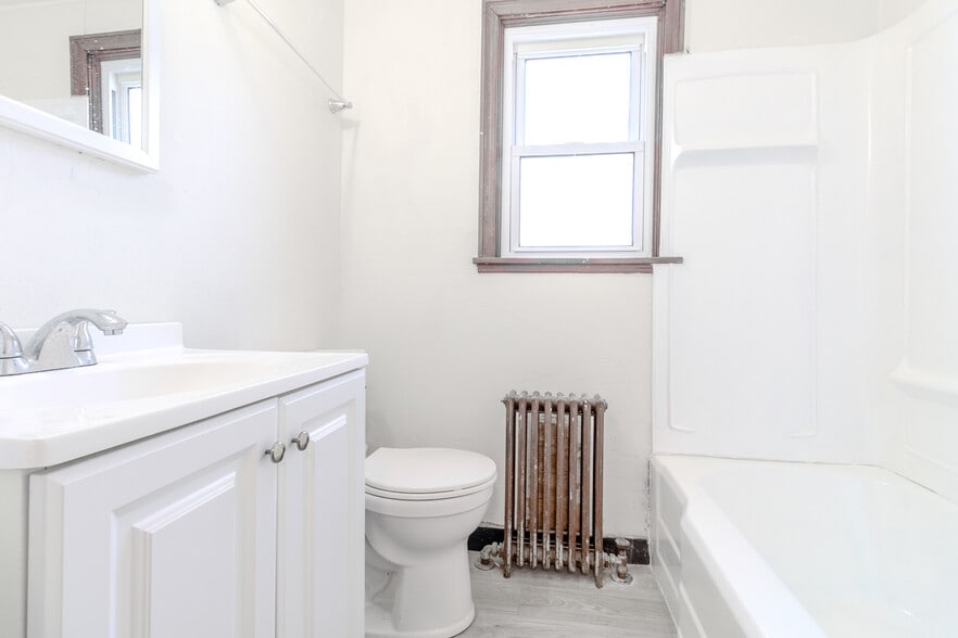 Building Photo - 825 5th Ave