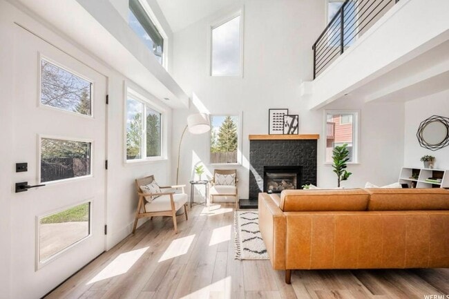 Building Photo - Designer Prospector Townhome