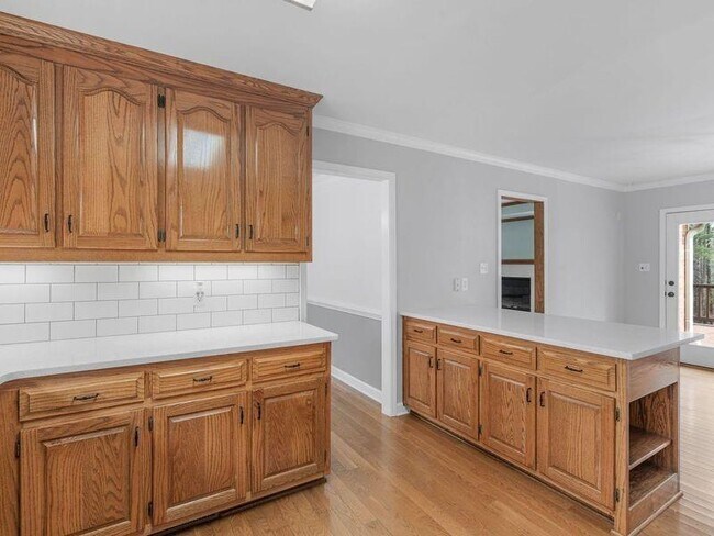 Building Photo - 305 Riverbend Dr