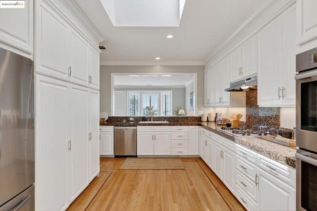 Building Photo - Four Bedroom Home with Panoramic Views