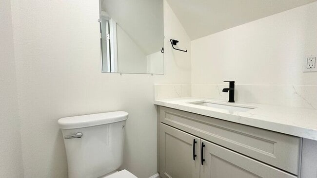 Building Photo - 1413 Ala Iolani St