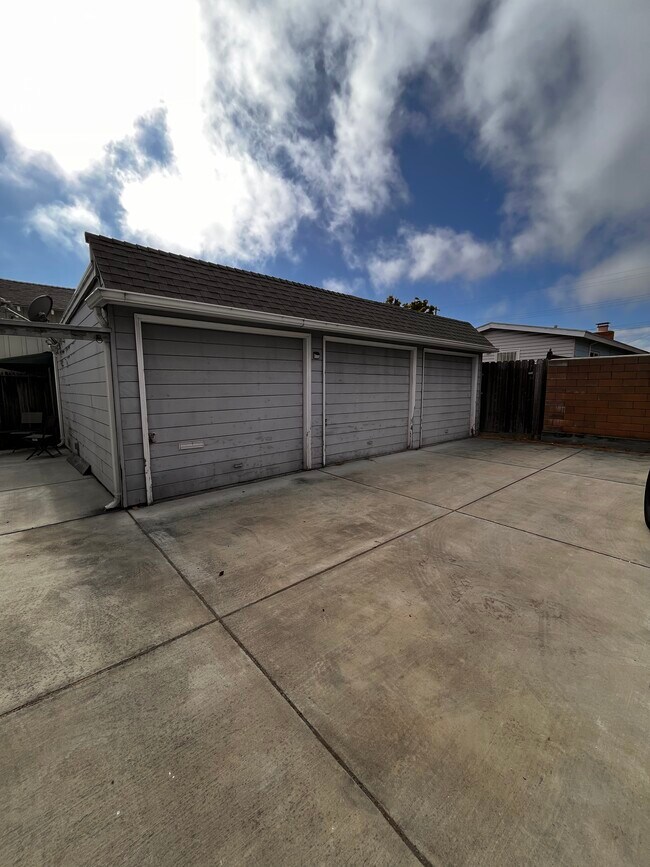 Building Photo - 6121 Fresno Ave