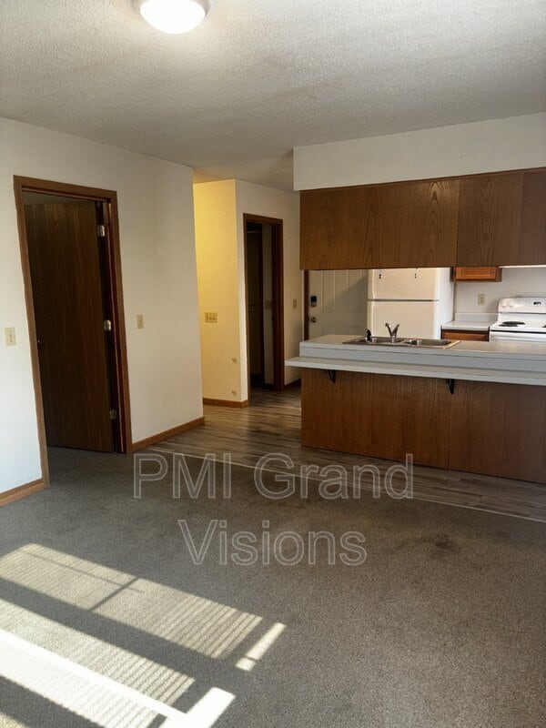 Building Photo - 1103 6th St