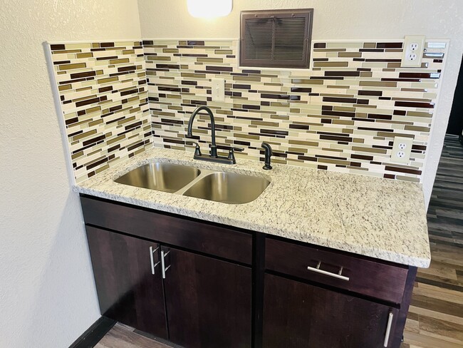 Beautiful Backsplash. GRANITE COUNTERTOPS! - 2422 W Mitchell St