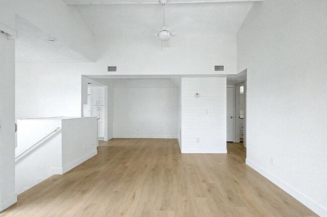 Building Photo - 818 S Westwood