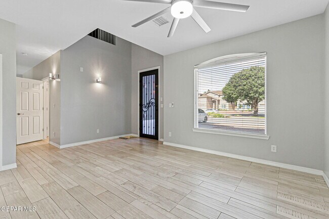 Building Photo - 2137 Shreya St