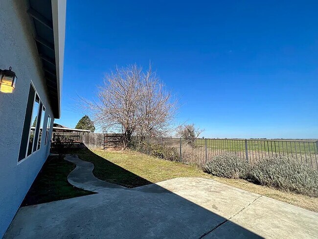 Building Photo - Stunning 4 bedroom 2 bathroom home in Linc...