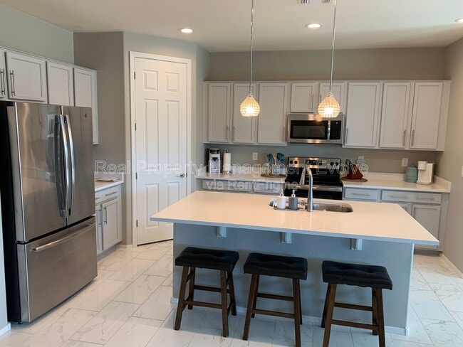 Building Photo - 8721 W MacKenzie Dr