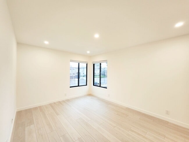 Building Photo - Meticulously renovated 2 bedroom duplex home in central San Mateo