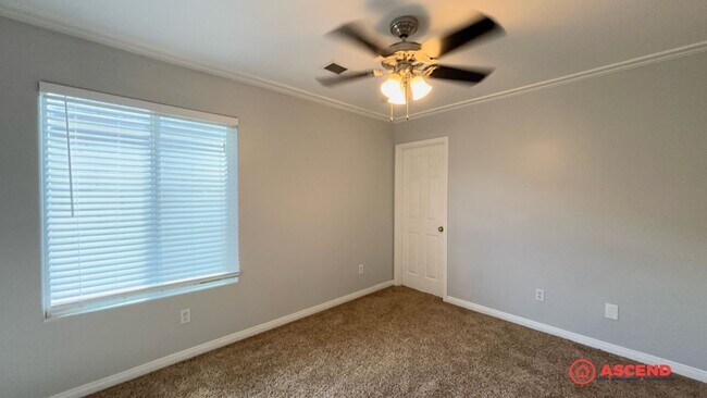 Building Photo - Gorgeous home located in the Northeast!