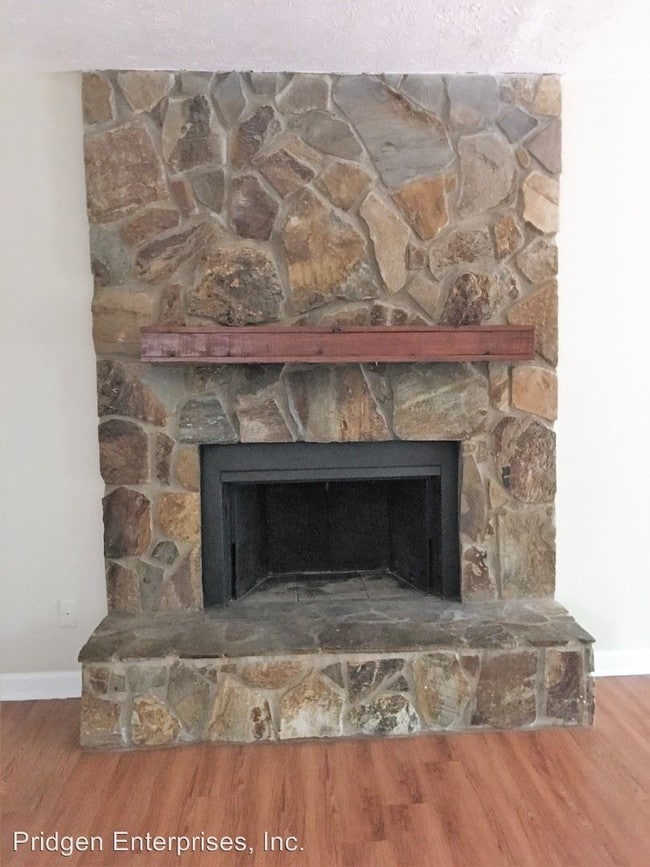 Building Photo - 205-207 Rustwood Dr