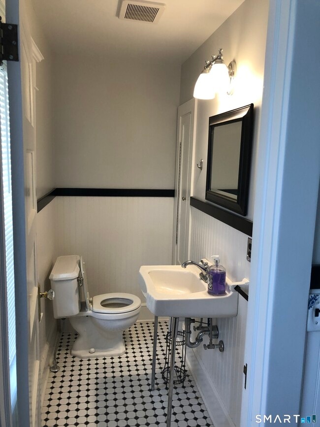 Building Photo - 16 Cowing Terrace