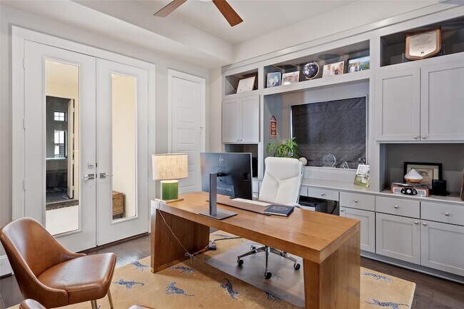 Building Photo - 105 Bisset Ct