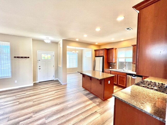 Building Photo - LIKE NEW Truly a MUST SEE! Move-in Ready