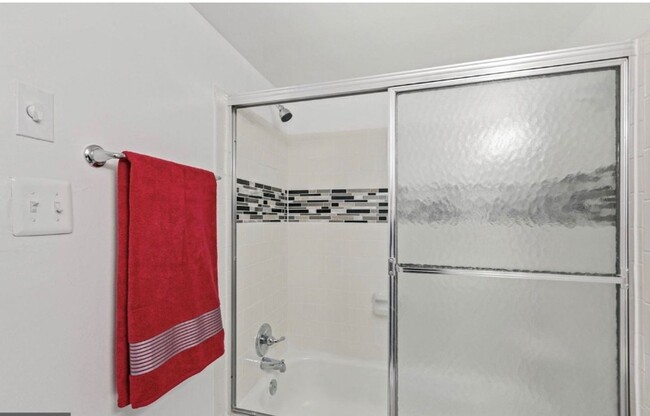 Building Photo - Renovated Herndon Condo