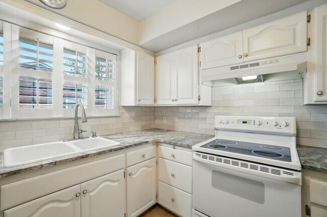 Building Photo - 4057 W Bancroft St