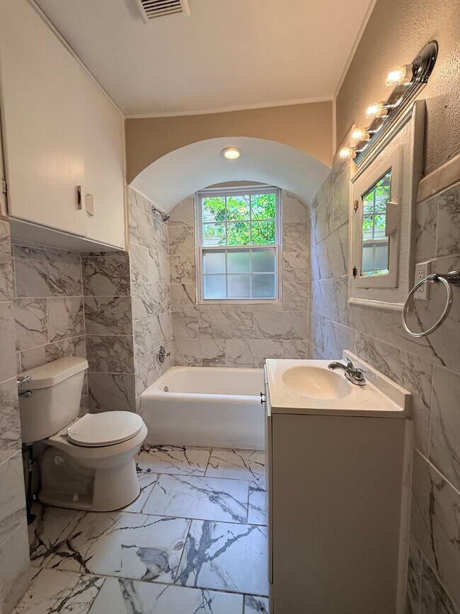 Building Photo - For Rent- 3 Bedrooms, 1 bath