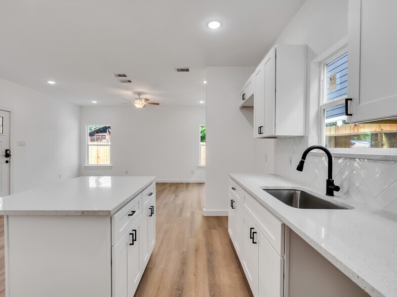 Building Photo - 8104 Crestview Dr