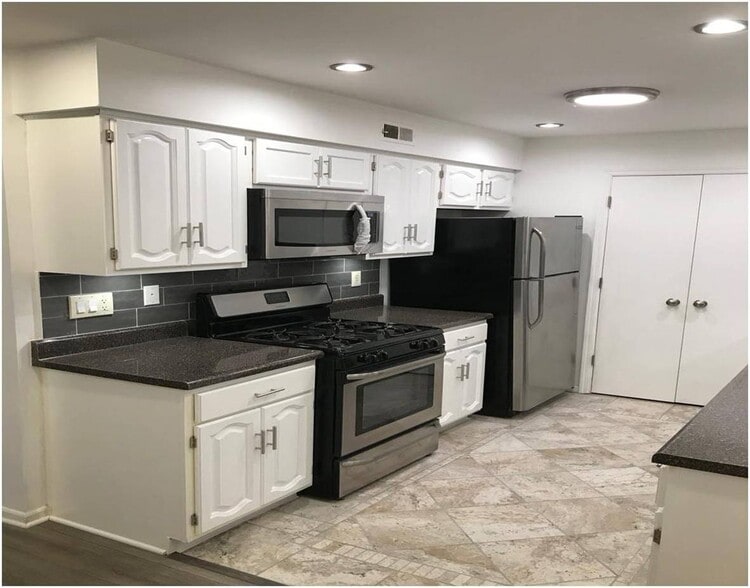 Building Photo - 18 John St