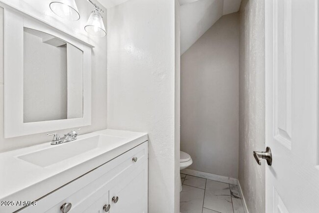 Building Photo - 5911 W Golden Ln