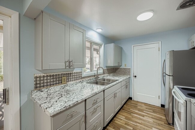 Building Photo - Charming, Recently Updated 3 Bed West Seat...