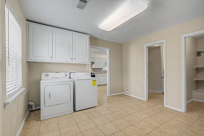 Building Photo - 827 Pickney Ave