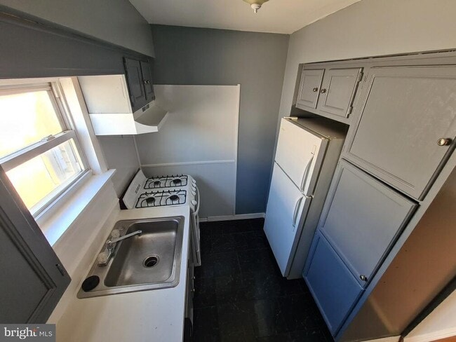 Building Photo - 9411 Lansford St