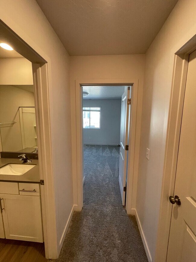 Building Photo - HUGE Townhome For Rent in Saratoga Springs!!